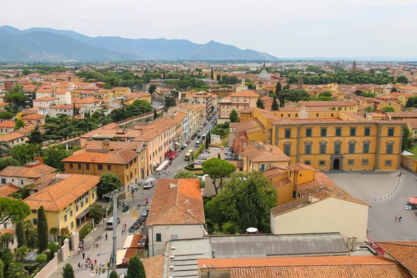 Beskåda av den gammala staden från det lutande tornet i Pisa, Italien — Stockfoto