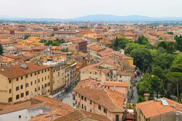 Beskåda av den gammala staden från det lutande tornet i Pisa, Italien — Stockfoto