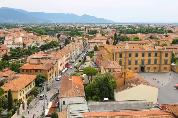 Beskåda av den gammala staden från det lutande tornet i Pisa, Italien — Stockfoto