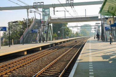 Amsterdam Merkez İstasyonu, Netherl platformu üzerinde kişi