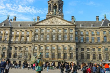 Royal Palace Amsterdam, Netherla yanında yürüyen turist