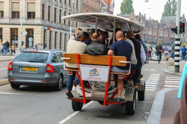 İnsanlar binme bira Bisiklet Amsterdam, Hollanda