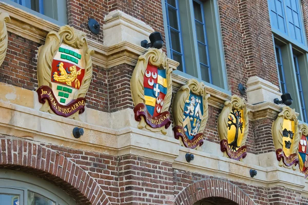 Old building with coat of arms on facade in the historic city ce — Stock Photo, Image