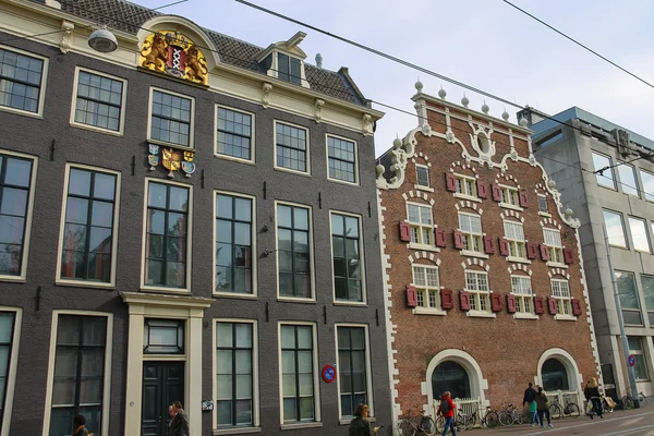 Starý styl budovy v historickém centru města. Amsterdam, Netherla — Stock fotografie