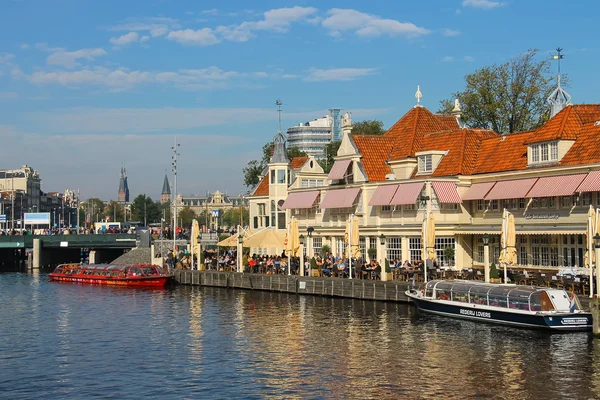 Barcos turísticos en el canal de Amsterdam, Países Bajos — Foto de Stock