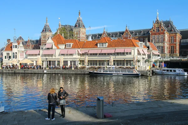 Toeristen wachten op tour boot in Amsterdam, Nederland — Stockfoto