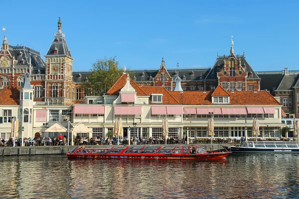 Toeristische boten op het kanaal van Amsterdam, Nederland — Stockfoto