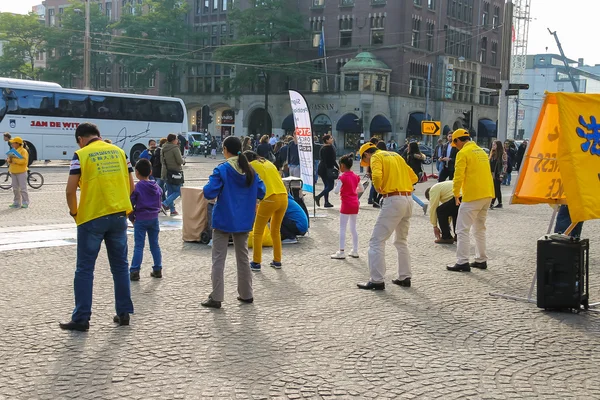 在阿姆斯特丹，Nethe 大坝广场促销舞蹈快闪族 — 图库照片