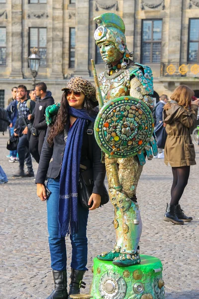 Женщина рядом с уличным артистом в Амстердаме, Нидерланды — стоковое фото