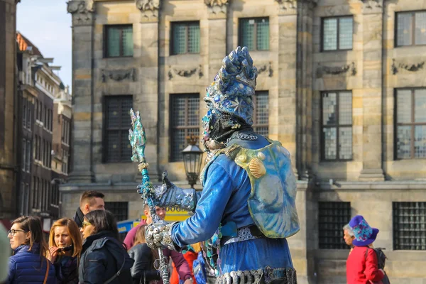 Artiste de rue sur la place du Dam à Amsterdam, Pays-Bas — Photo