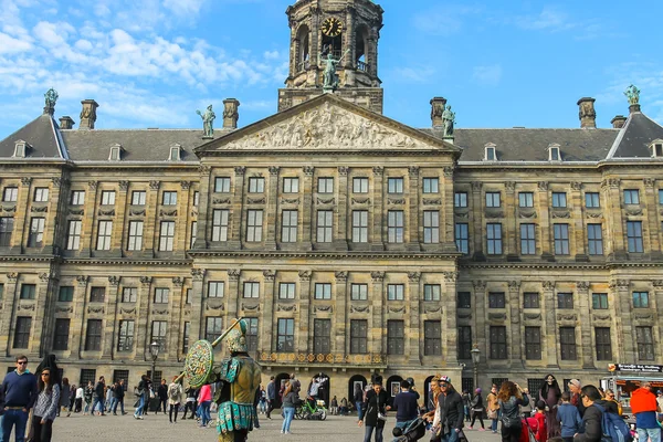 観光客、タウンハウス デザイン、アムステルダムの王宮の横に歩く — ストック写真