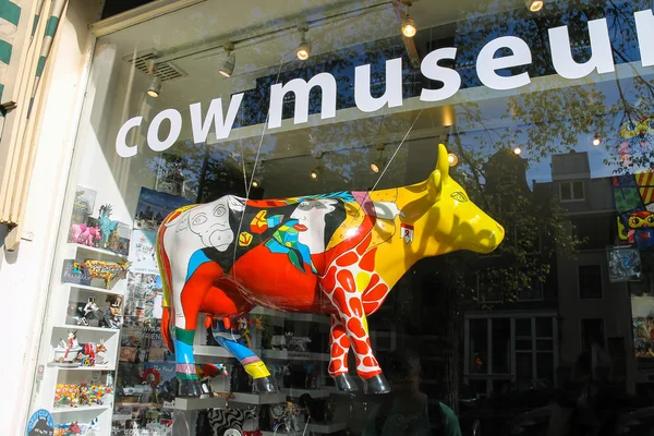 Shopwindow of Cow Museum in Amsterdam, the Netherlands — Stock Photo, Image