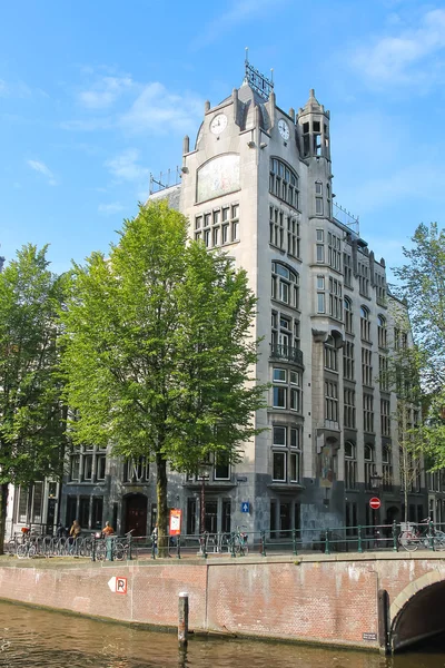 암스테르담은 네덜란드에서 고전적인 네덜란드 스타일 건물 — 스톡 사진