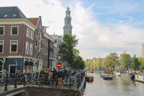 Turisté v historickém centru města. Amsterdam, Nizozemsko — Stock fotografie