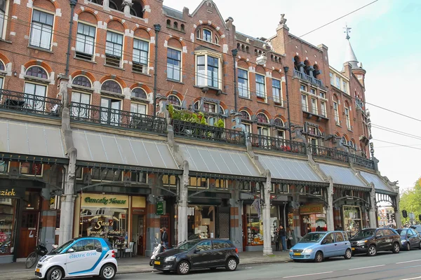 Mensen op de schilderachtige straat in het historische centrum — Stockfoto