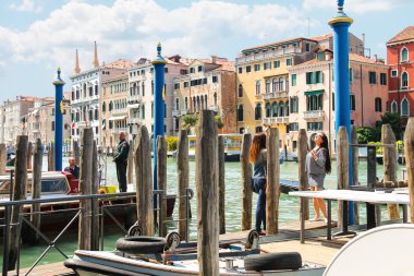 insanlar iskele güneşli bir bahar günü, Venedik, büyük Kanal üzerinde ben