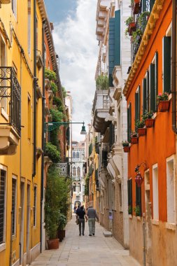  İnsanlar dar bir sokakta, Venedik, İtalya