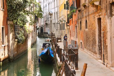 İnsanlar dar bir sokakta, Venedik, İtalya