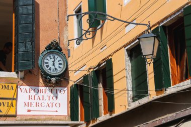 Saat ve Venedik, İtalya evde bir köşede asılı fener