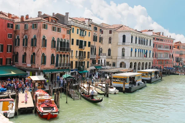 Turister på kajen av Canal Grande i soliga vårdag, Venedig, — Stockfoto