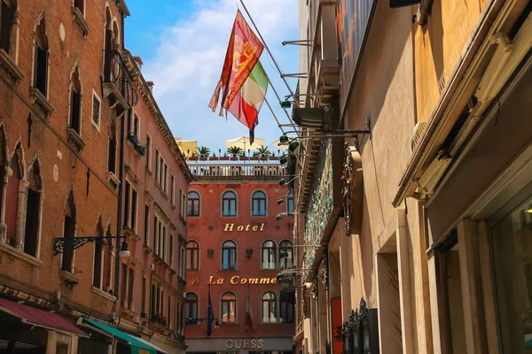 Flags of the European Union, Italy and Venice on a facade the b — Stock Photo, Image