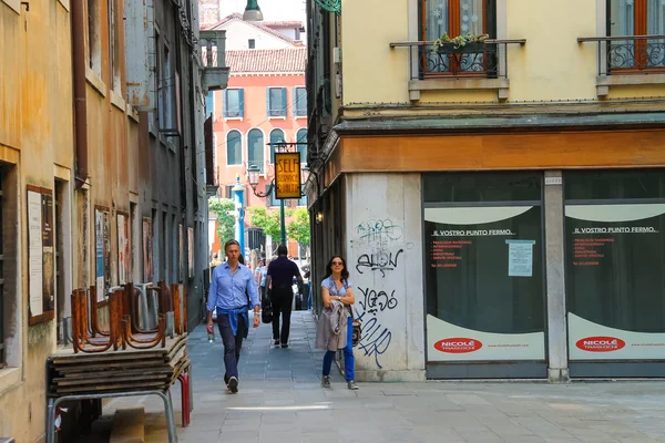 Люди на улице в Венеции — стоковое фото