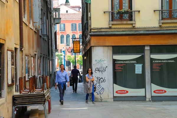 Les gens dans la rue à Venise, Italie — Photo