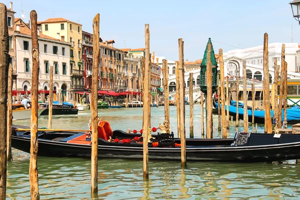 Gondola sul Canal Grande ormeggio a Venezia — Foto Stock