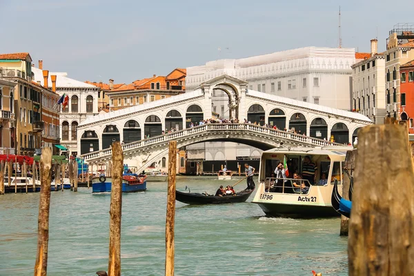 Turister på Rialtobron i Venedig, Italien — Stockfoto