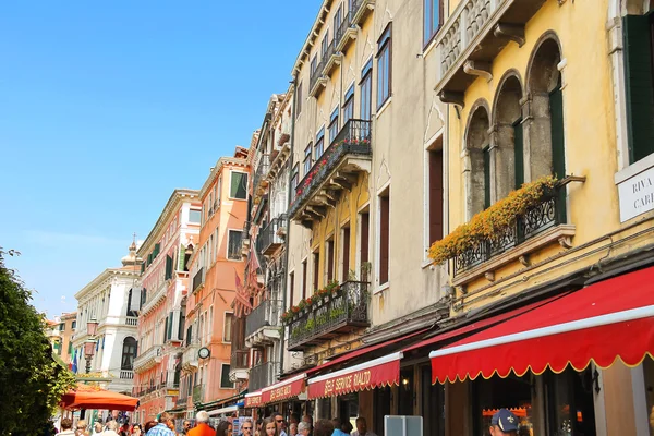베니스, 이탈리아에서에서 거리에 사람들이 — 스톡 사진