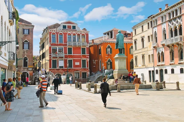 Turister på torget nära monument manin i Venedig, Italien — Stockfoto