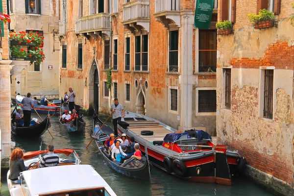 Αρκετές γόνδολες με τους τουρίστες σε ένα στενό κανάλι. Βενετία, ital — Φωτογραφία Αρχείου