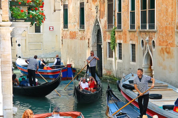 Diverse gondole con turisti in uno stretto canale. Venezia, Ital — Foto Stock