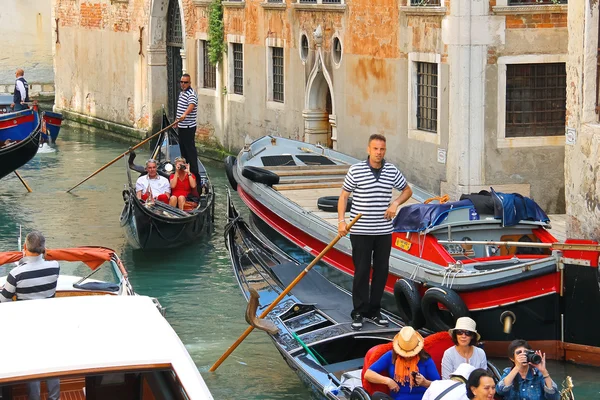 Várias gôndolas com turistas em um canal estreito. Veneza, Ital — Fotografia de Stock