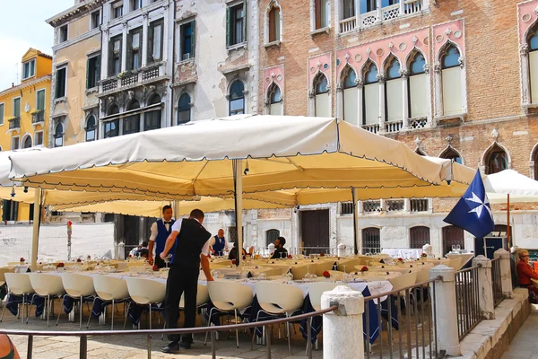 Σερβιτόροι Σερβίρετε πίνακες στο υπαίθριο εστιατόριο στη Βενετία, Ιταλία — Φωτογραφία Αρχείου
