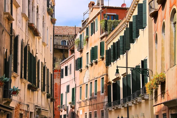 Haus in einer engen Straße in Venedig, Italien — Stockfoto