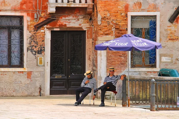 Two gondoliers on the docks awaiting tourists in Venice, Italy — Stock Photo, Image