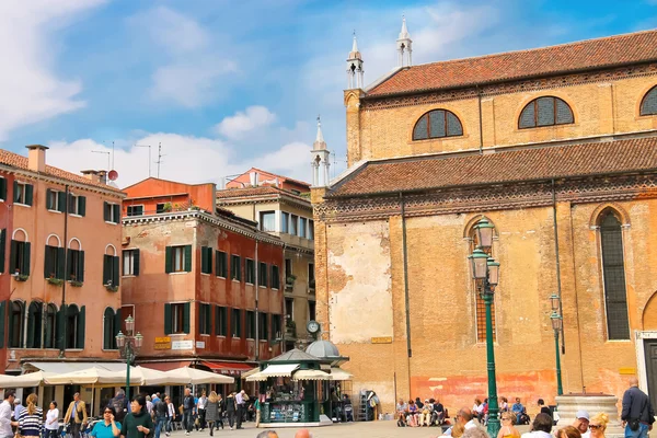 Turistas en la plaza cerca de la iglesia Santa Maria Gloriosa dei Fra — Foto de Stock