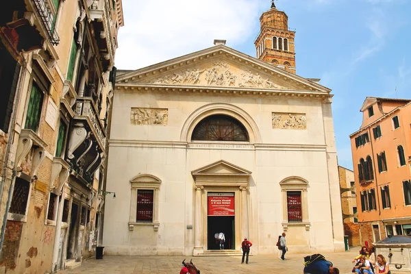 Turister på torget nära kyrkan santa maria gloriosa dei fr — Stockfoto