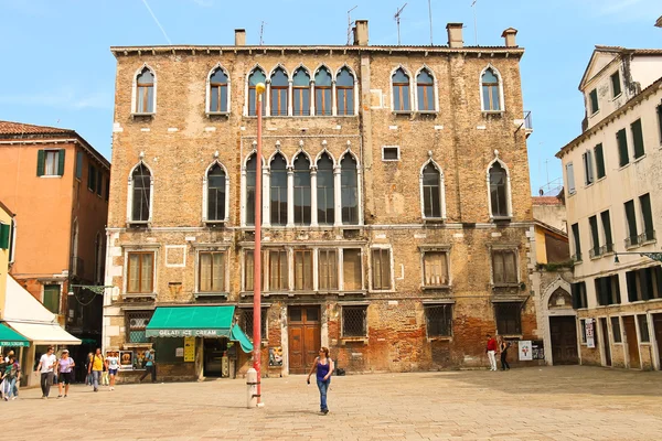 Mensen op de straat in Venetië, Italië — Stockfoto