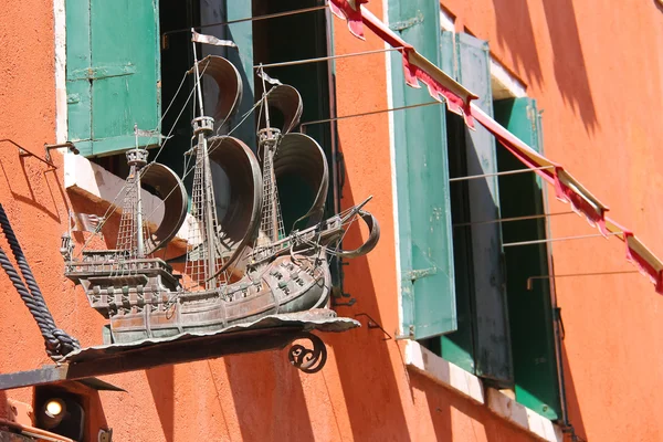 Modelo hermoso velero en una fachada de la casa en Venecia, Italia — Foto de Stock