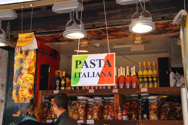 Acquirenti vicino al bancone della spesa con pasta italiana a Venezia, It — Foto Stock