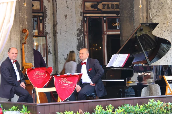 Musiker på terrassen under tak av världen berömda ca — Stockfoto