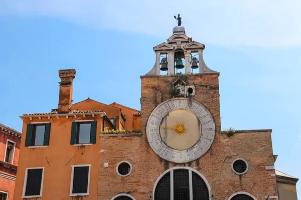 O sino de San Giacomo di Rialto igreja, Veneza, Itália — Fotografia de Stock