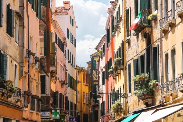 Malerisches italienisches Haus mit Blumen in den Fenstern. Venedig, i — Stockfoto