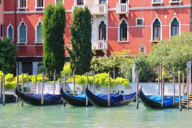 grand canal yakınındaki pitoresk mansio yatak, gondol