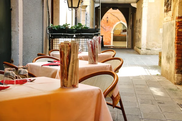 Serviert Gläser mit Tisch in einem Café im Freien in Venedig, Italien — Stockfoto