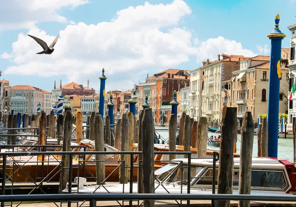 Lodě na kotviště na canal Grande v Benátkách, Itálie — Stock fotografie