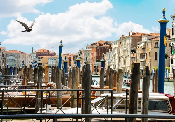 Gemilerde moorings tarihinde grand canal, venice, İtalya — Stok fotoğraf