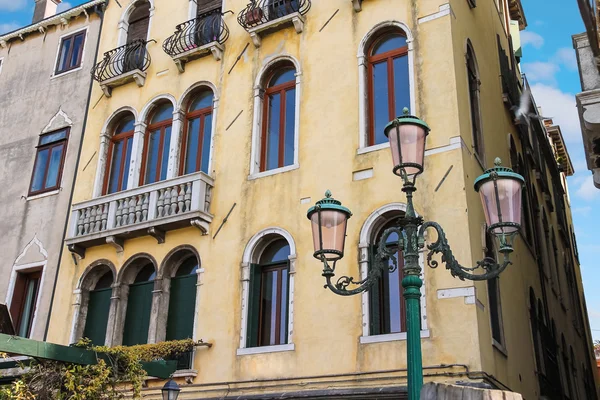 Lantern near a beautiful mansion in Venice, Italy — Stock Photo, Image